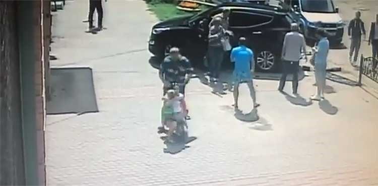 بالفيديو.. نجاة طفل بعد أن دهسته سيارة أمام أعين والديه 