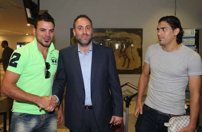المصريان عمرو زكي ومحمد جيلاني مع رئيس نادي العهد تميم سليمان