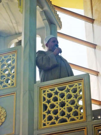 دمحمد هاشم ملقيا خطبة الجمعة في مسجد ايمان قاديروف﻿