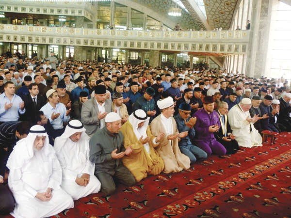 الرئيس الشيشاني رمضان قاديروف ودهايل عبدالحفيظ وراوي عين الدين ودعادل الفلاح والقراوي والمذكور خلال صلاة الجمعة في مسجد ايمان قاديروف الجديد بالشيشان﻿