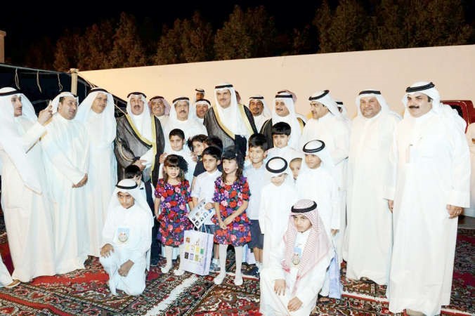 الشيخ سلمان الحمود وفهد الامير يتوسطان مجموعة من الحضور﻿