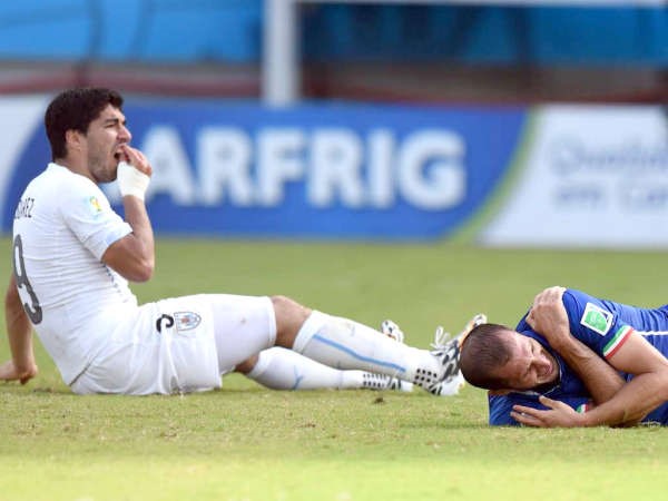 برشلونة لم يضع بندا في عقد سواريز لمنعه من عض منافسيه
