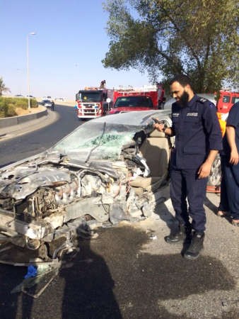 ضابط امن بجانب المركبة بعد قطعها واخراج السائق﻿