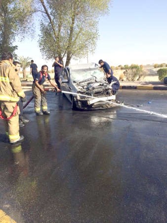 رجال الاطفاء يزيلون اثار التسربات من المركبة وفي الاطار احد اجزائها﻿