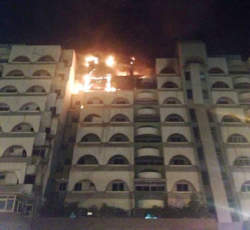 السنة اللهب تندلع من الشقتين في الدور السادس قبل تدخل رجال الاطفاء﻿