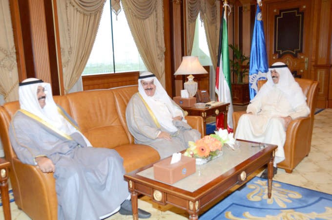 وزير الداخلية الشيخ محمد الخالد مستقبلا الفريق اول الشيخ احمد النواف والفريق ثابت المهنا﻿