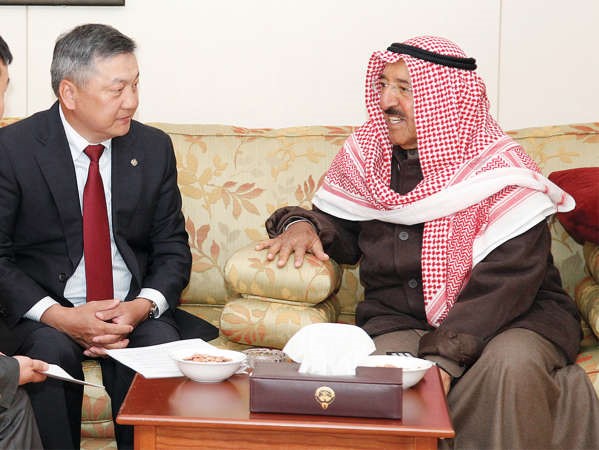 صاحب السمو الامير الشيخ صباح الاحمد مستقبلا رئيس مجلس الخورال الكبير في منغوليا﻿