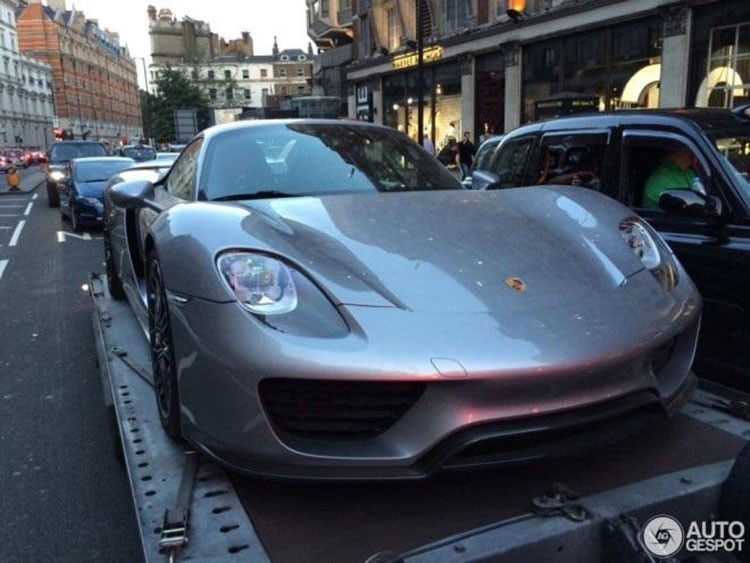 بالصور والفيديو.. أول نسخة من بورش 918 سبايدر الخارقة تصل لندن بلوحات كويتية 