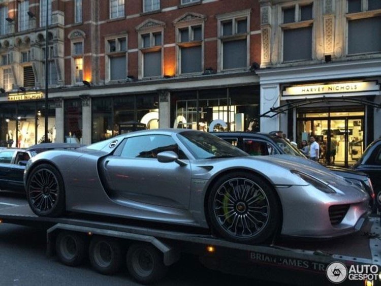 بالصور والفيديو.. أول نسخة من بورش 918 سبايدر الخارقة تصل لندن بلوحات كويتية 