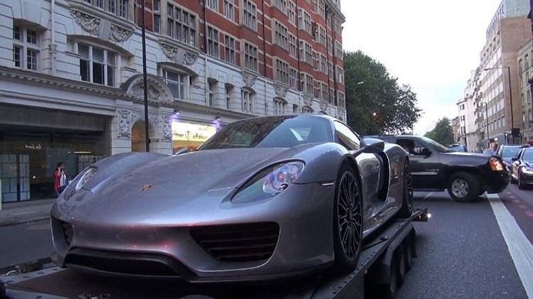 بالصور والفيديو.. أول نسخة من بورش 918 سبايدر الخارقة تصل لندن بلوحات كويتية 