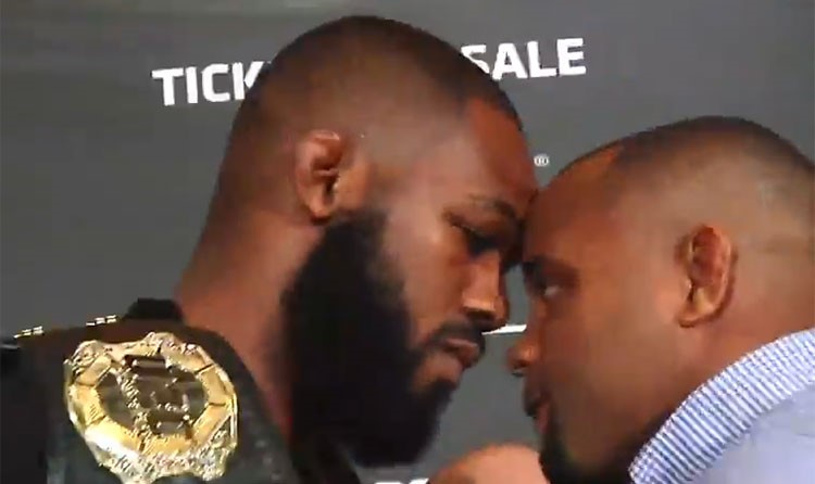 بالفيديو.. عراك بالأيادي بين منافسي بطولة UFC 