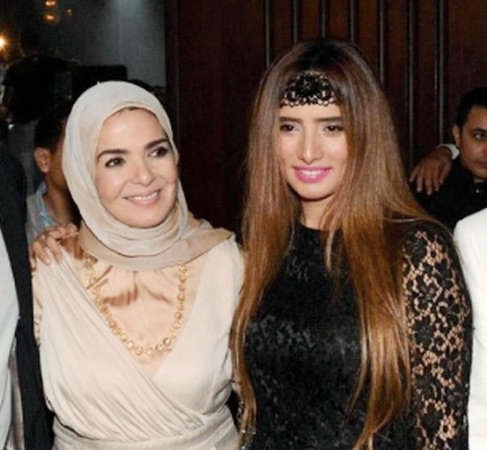 زينة بلوك يشبه لوك السلطانة هويام مع منى عبدالغني ﻿