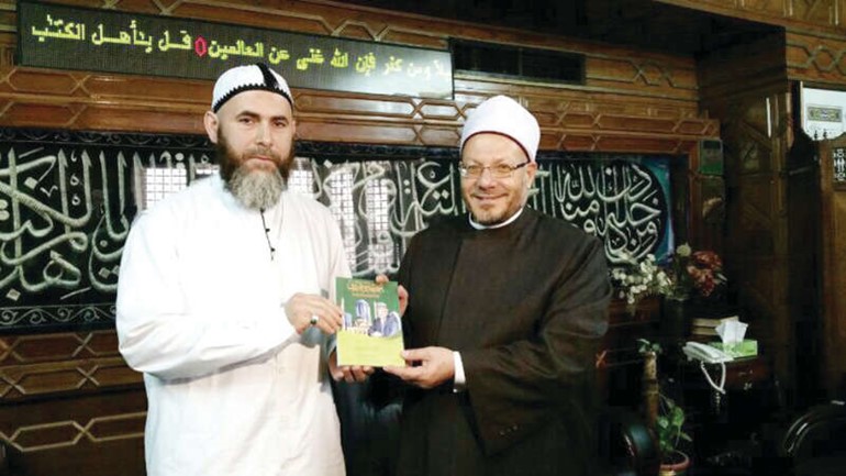مجييف يهدي هدية تذكارية لمفتي مصر د شوقي علام﻿