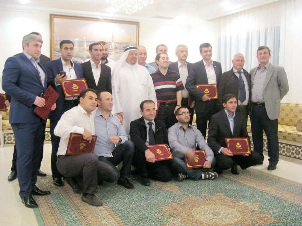 د عادل الفلاح مستقبلا عددا من الشباب الشيشاني الذين تدربوا على مناهج الوسطية في الكويت﻿