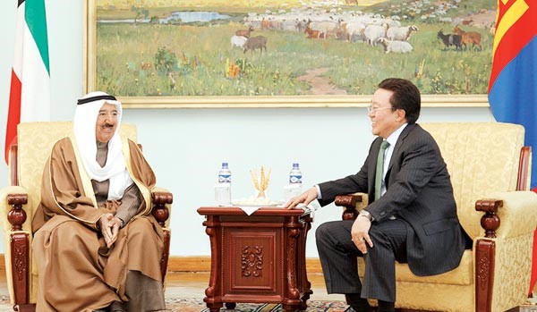 صاحب السمو الامير الشيخ صباح الاحمد خلال لقائه الرئيس المنغولي تساخيا البجدورج