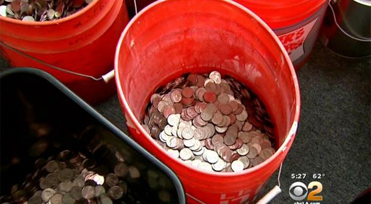 بالفيديو.. شركة تأمين تدفع تعويض قدره 21 ألف دولار بحاويات مليئة بالنقود المعدنية