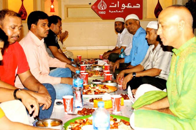 عمال يتناولون طعام الافطار في مطعم دعوات الفروانية