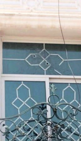 اثار النيران تبدو في النوافذ الزجاجية﻿