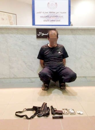 المواطن الستيني وامامه المضبوطات