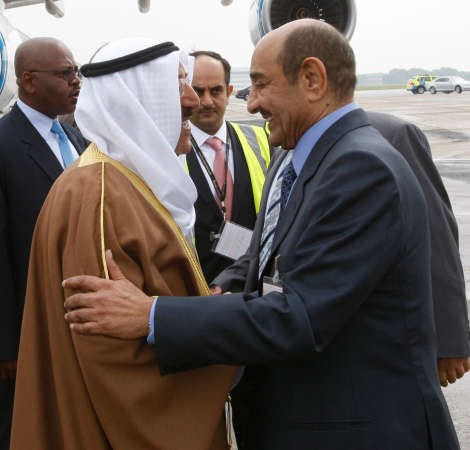 صاحب السمو الامير مصافحا جاسم الخرافي 