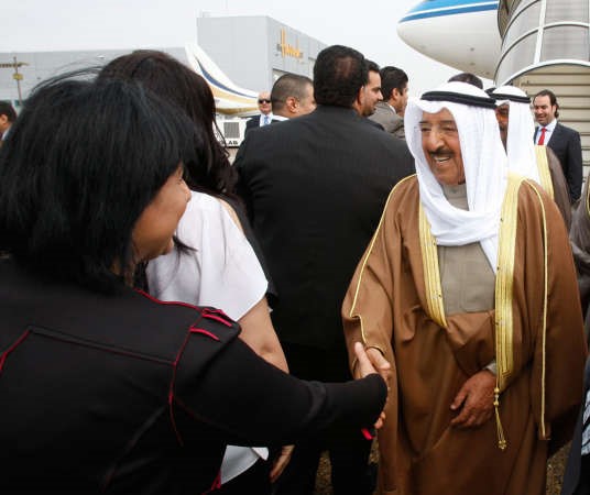 صاحب السمو الامير مصافحا اعضاء سفارتنا في لندن 