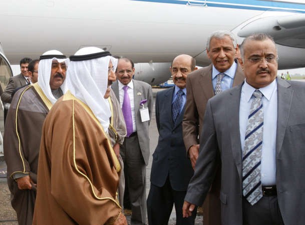 صاحب السمو الامير الشيخ صباح الاحمد لدى وصوله الى المملكة المتحدة برفقة الشيخ مشعل الاحمد وفي استقباله جاسم الخرافي والشيخ شملان العبد العزيز والسفير خالد الدويسان 