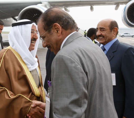 الشيخ شملان العبدالعزيز مصافحا صاحب السمو الامير