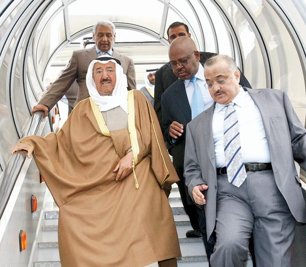 صاحب السمو الامير الشيخ صباح الاحمد لدى وصوله الى المملكة المتحدة