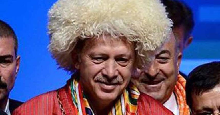 صورة: أردوغان يظهر بملابس طريفة وشعر مستعار فى إطار دعايته للانتخابات الرئاسية