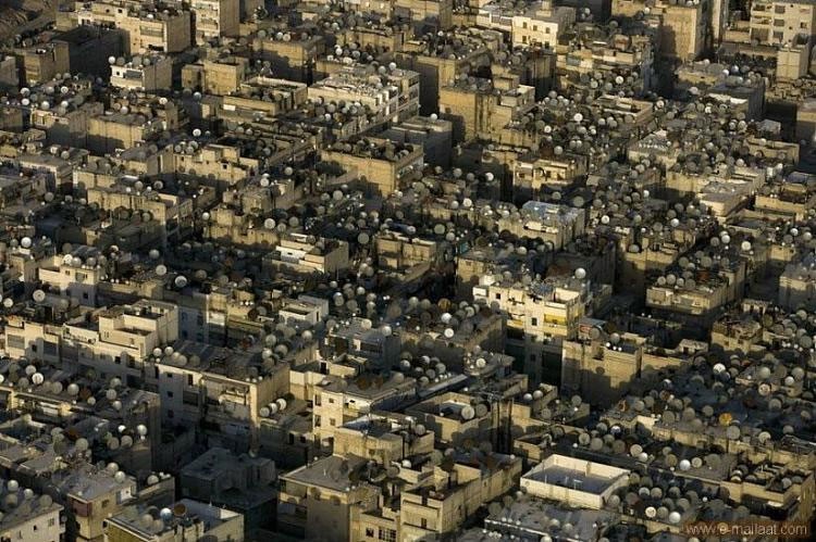 الصحون اللاقطة على اسطح المدينة القديمة في دمشق ، سورية