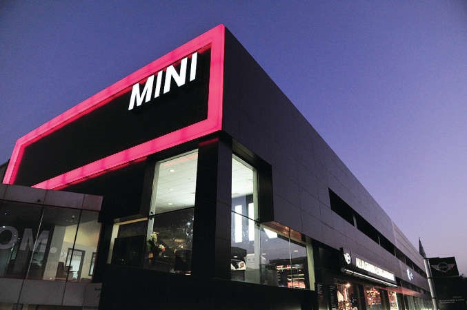 «الغانم» تكشف عن صالة عرض جديدة لسيارات «MINI»