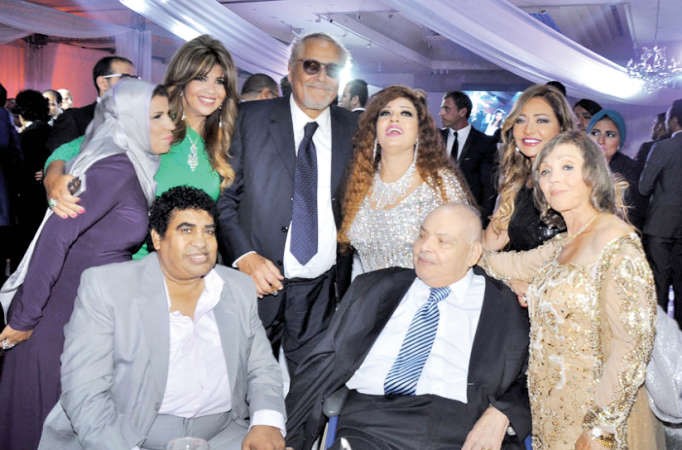 فيفي تتوسط عددا من النجوم في حفل زفاف ابنتها هنادي﻿