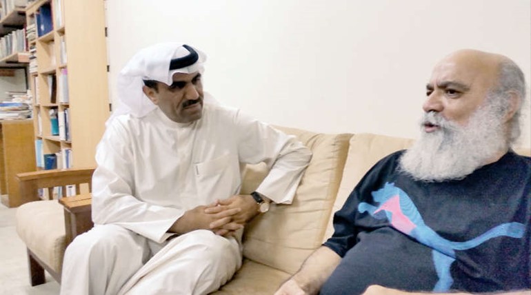 اثناء حديثه للزميل مفرح الشمري في مقر مسرح الصواري بالعدلية بالبحرين