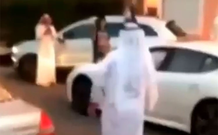 بالفيديو.. شاب يرمي بالرشاش في حفل زفاف .. وكاد "يطشر" الحضور