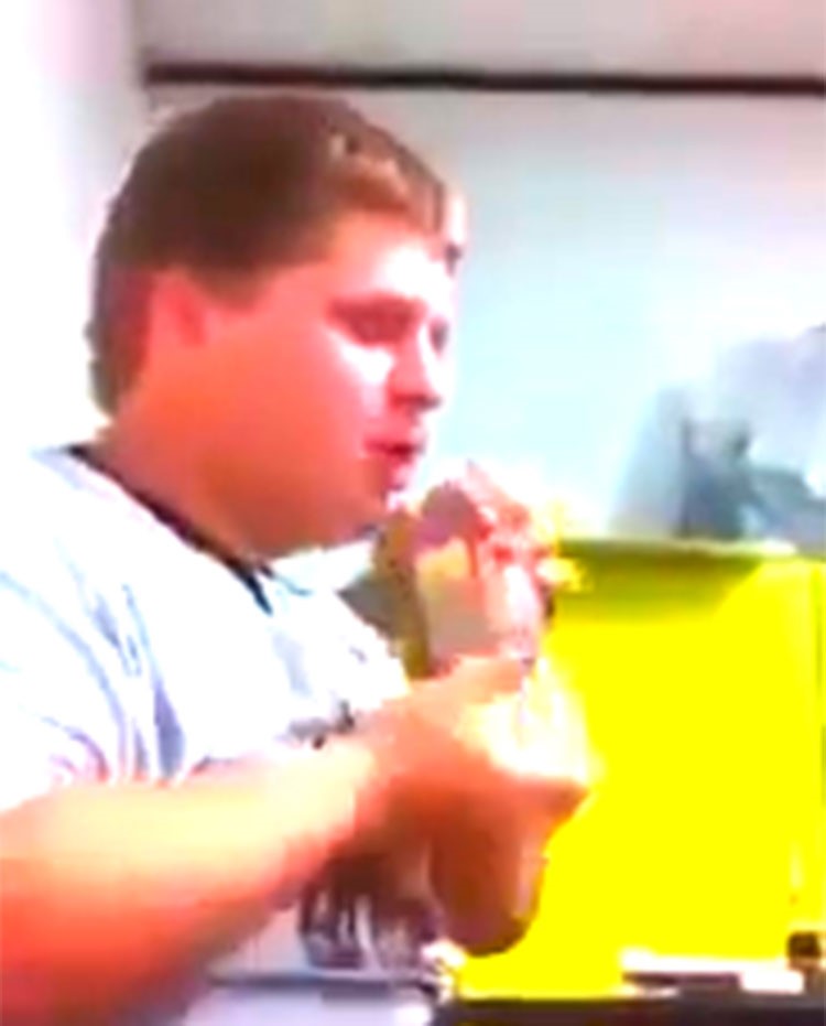 بالفيديو.. شاب يشرب عبوة ماء في لحظة.. وكأن شيئا لم يكن !