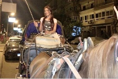 بالصور.. دومينيك حوراني تحتفل بعيد ميلادها على وصلة رقص من دينا 