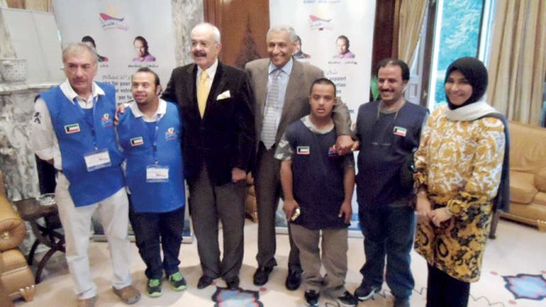 السفير خالد الدويسان مع يوسف الجاسم ورحاب بورسلي واعضاء فريق رحلة الامل خلال الحفل ﻿