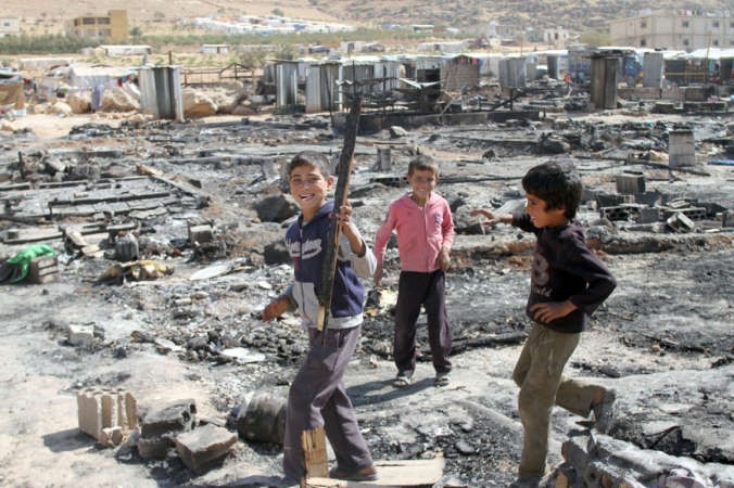خيم اللاجئين السوريين وقد احترقت كلها فيعرسال	افپ﻿