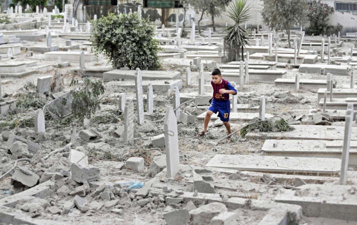 مقابر في غزة لم تسلم منقصف الطيران الاسرائيلي امس 	اپ ﻿