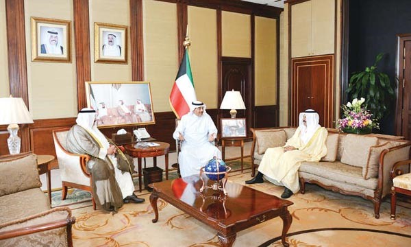 الشيخ صباح الخالد مستقبلا كلا من محافظ حولي الفريق اول مالشيخ احمد النواف ومحافظ العاصمة الفريق مثابت المهنا ﻿