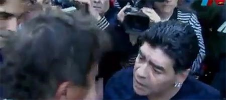 بالفيديو.. مارادونا يصفع صحافياً عاكس زوجته