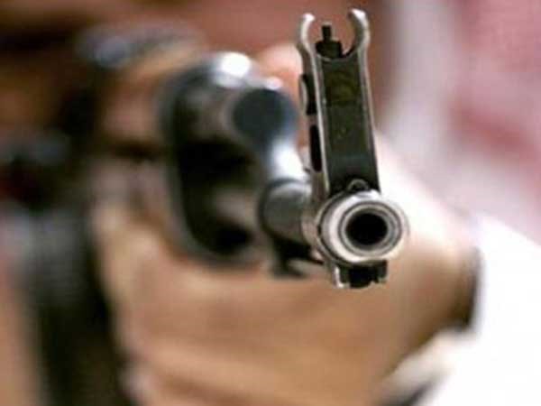 طفل يصيب شقيقه الرضيع برصاصة في بطنه