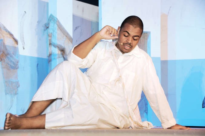 محمد الحملي اثناء العرض المسرحي﻿