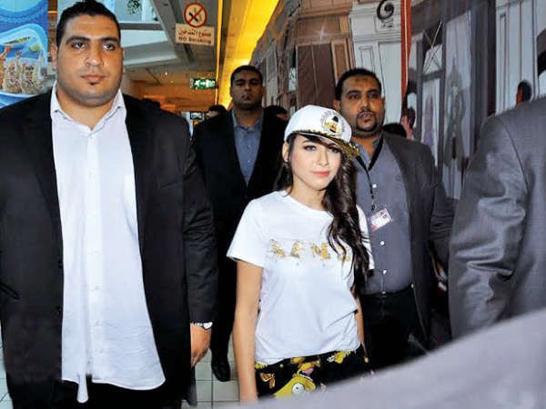 ساندي محاطة بالحراس الشخصيين