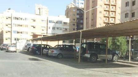 مظلات السيارات الخاصة التي انشاها سكان قطعة 11 في ميدان حولي ﻿