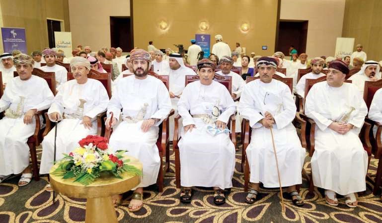  الشيخ خالد المرهون وعوض باقوير في مقدمة الحضور خلال افتتاح فعاليات الملتقى الثاني للمراسلين الصحافيين﻿