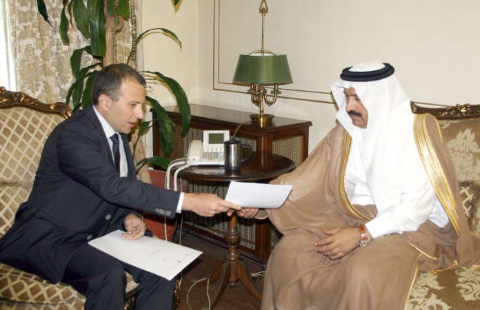 وزير الخارجية جبران باسيل مستقبلا السفير السعودي علي عواض العسيري امس محمود الطويل
