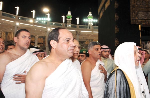 الرئيس المصري عبد الفتاح السيسيمؤديا مناسك العمرة في مكة المكرمة امس الاول افپ