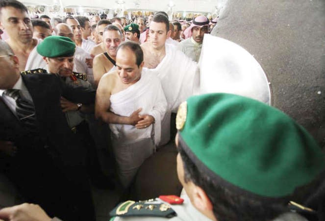  الرئيس المصري عبد الفتاح السيسي خلال ادائه مناسك العمرة في مكة المكرمة اول من امس واس 
