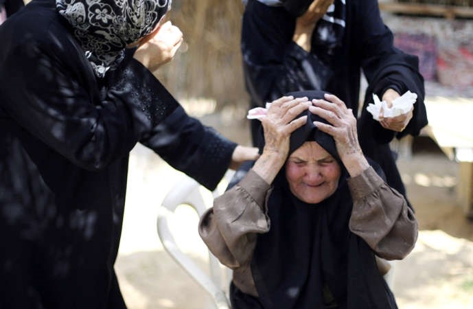 سيدة فلسطينية تنتحب خلال تشييع جثمان احد اقاربها في خان يونس امس 	 رويترز ﻿